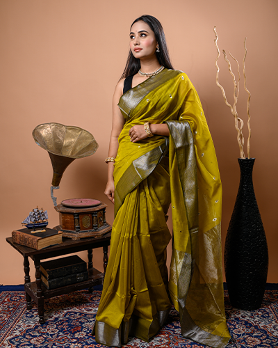 Pure Maheshwari golden zari flower butta palla saree.